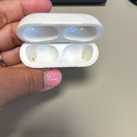 AirPods Pro MagSafe charging case, no AirPods - Picture 4 of 4